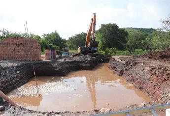Daña constructora línea de agua potable de conjuntos habitacionales en Mazatlán