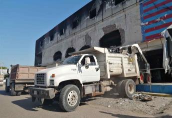 Inicia demolición de edificio de dulcería incendiada en Los Mochis