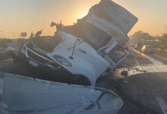 Chocan camiones de carga sobre la México 15 en la Zona Industrial