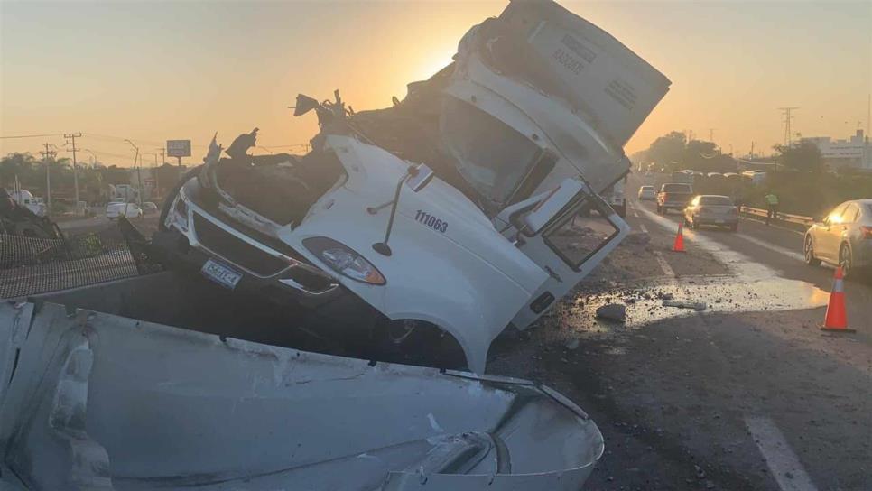 Chocan camiones de carga sobre la México 15 en la Zona Industrial