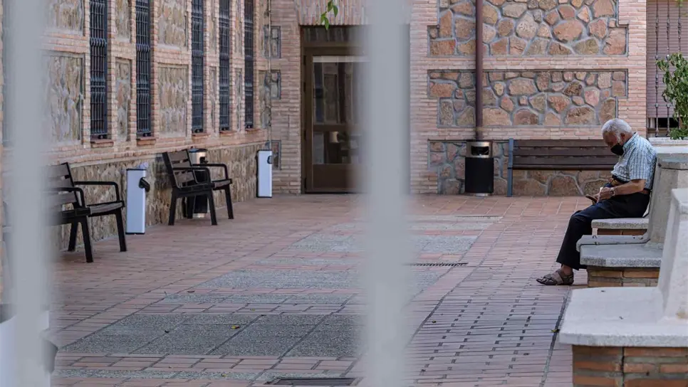 Un anciano descansa en el patio de una residencia. EFE/ Ángeles Visdómine/ Archivo