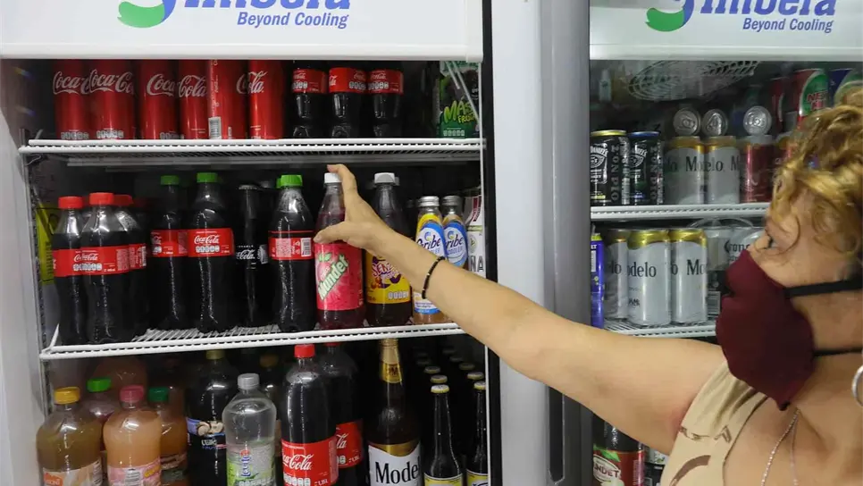 Una mujer compra bebidas azucaradas en una tienda de Ciudad de México (México). EFE/Alex Cruz/Archivo