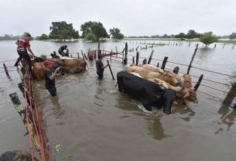 Desalojan a 262 familias por lluvias y desfogue de presa en sureste de México