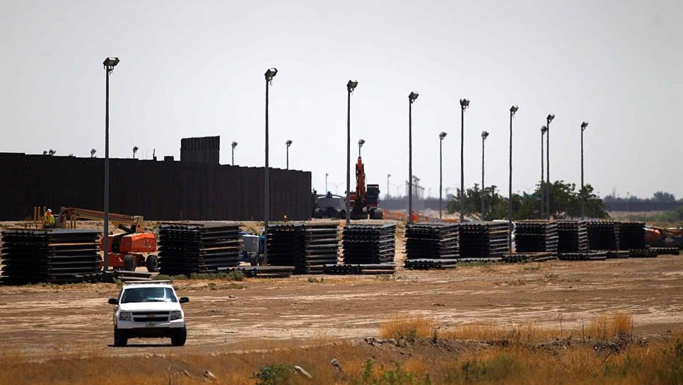 Chatarreros de México venden metal abandonado por la obra del muro de Trump