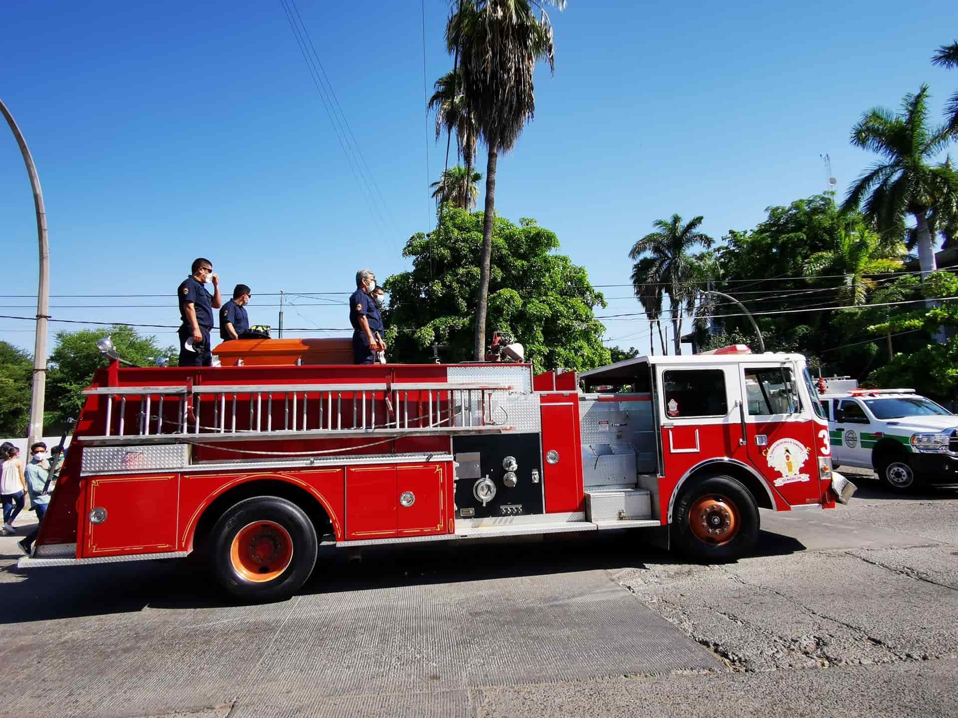 Rinden homenaje póstumo al excomandante de Bomberos Jesús Absalón Espinoza