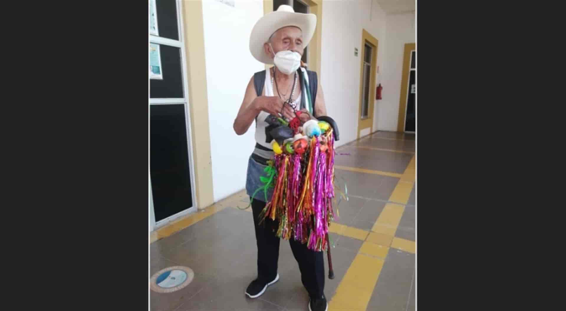 Don Miguel sale trabajar a sus 94 años en Mazatlán