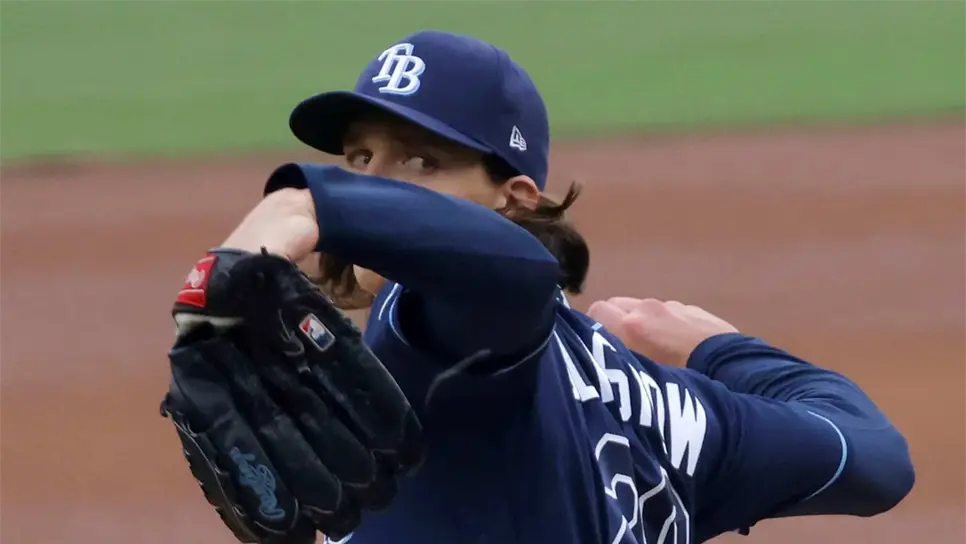 En la imagen, el lanzador de los Rays de Tampa Bay, Tyler Glasnow, termina para un lanzamiento contra los Yanquis de Nueva York. EFE/EPA/JOHN G. MABANGLO