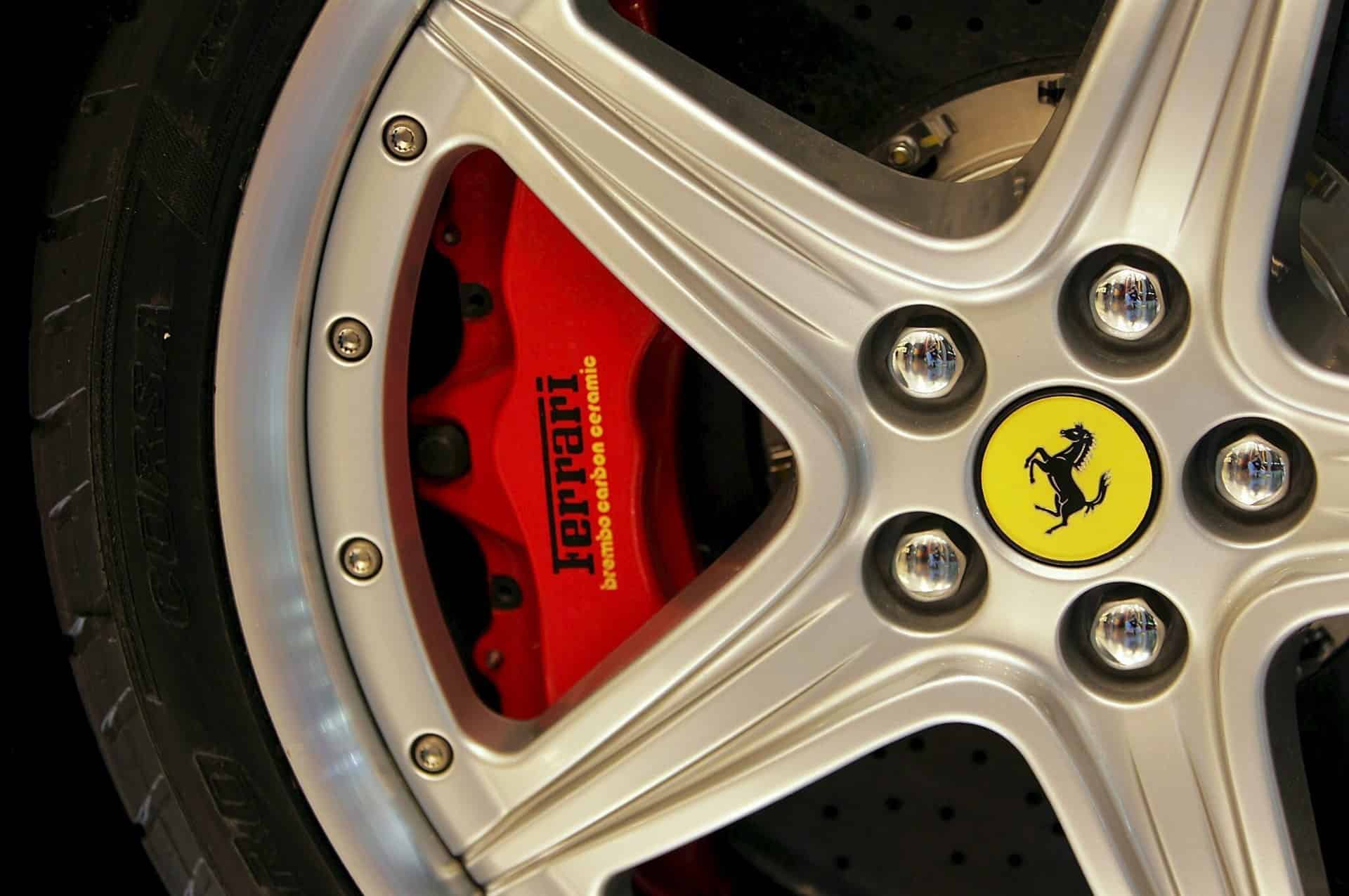 El logo de Ferrari en la rueda de uno de sus coches. EFE/Martial Trezzini/Archivo