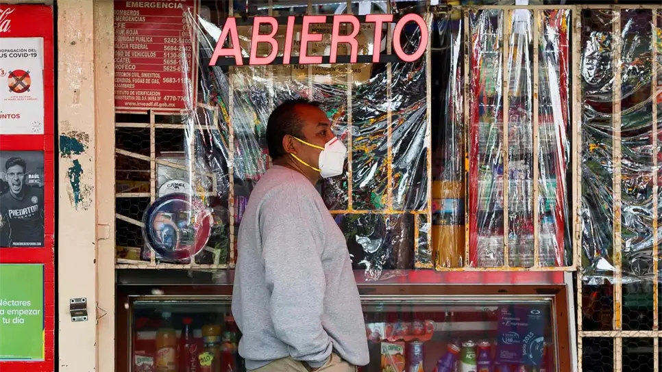Habitantes de la Ciudad de México realizan sus labores cotidianas. EFE/José Méndez/Archivo