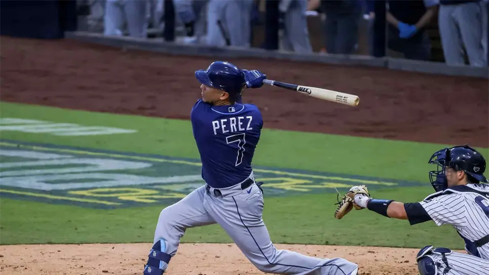 El receptor de los Rays, Michael Pérez (i), conecta un jonrón de dos carreras. EFE/EPA/JOHN G. MABANGLO