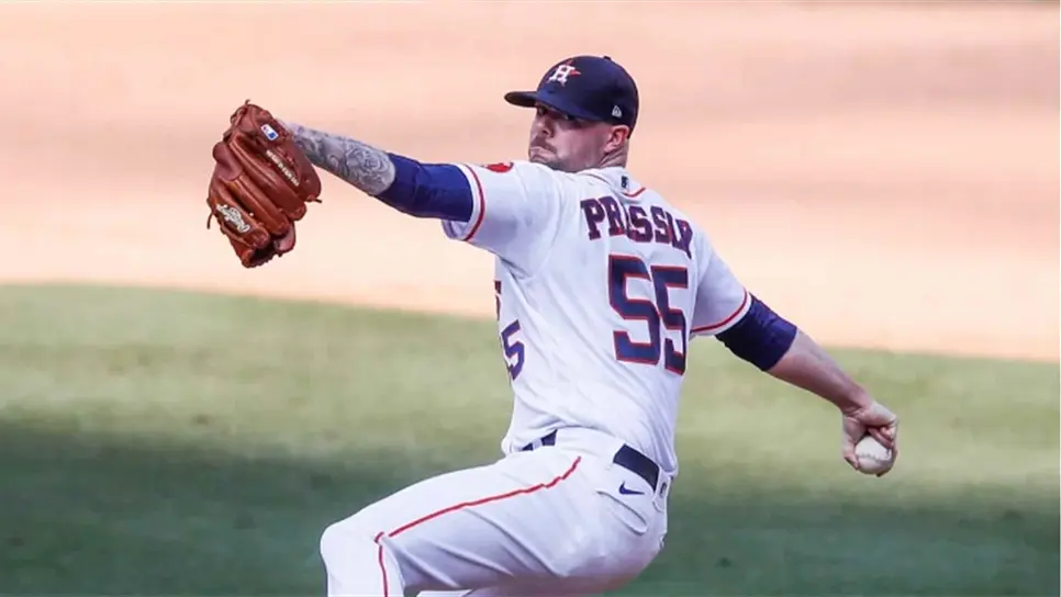 El relevista de los Astros, Ryan Pressly, entrega durante la novena entrada del juego entre los Atléticos de Oakland.EFE/EPA/ETIENNE LAURENT