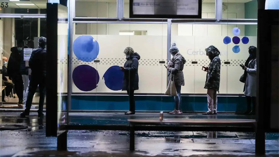 Varias personas esperan su turno en la puerta de un laboratorio de París para someterse a una prueba de coronavirus. EFE/EPA/MOHAMMED BADRA