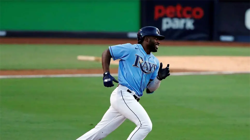 Randy Arozarena (d) durante un partido ante los Astros de Houston, este 11 de octubre de 2020, disputado en el Petco Park. EFE/Adam Davis