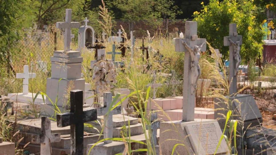 Limpian los 22 panteones de El Fuerte previo al Día de Muertos