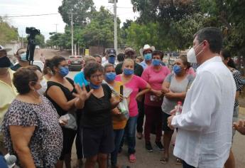 Se manifiestan vecinos de El Atún y San Lorenzo por colapso de drenajes