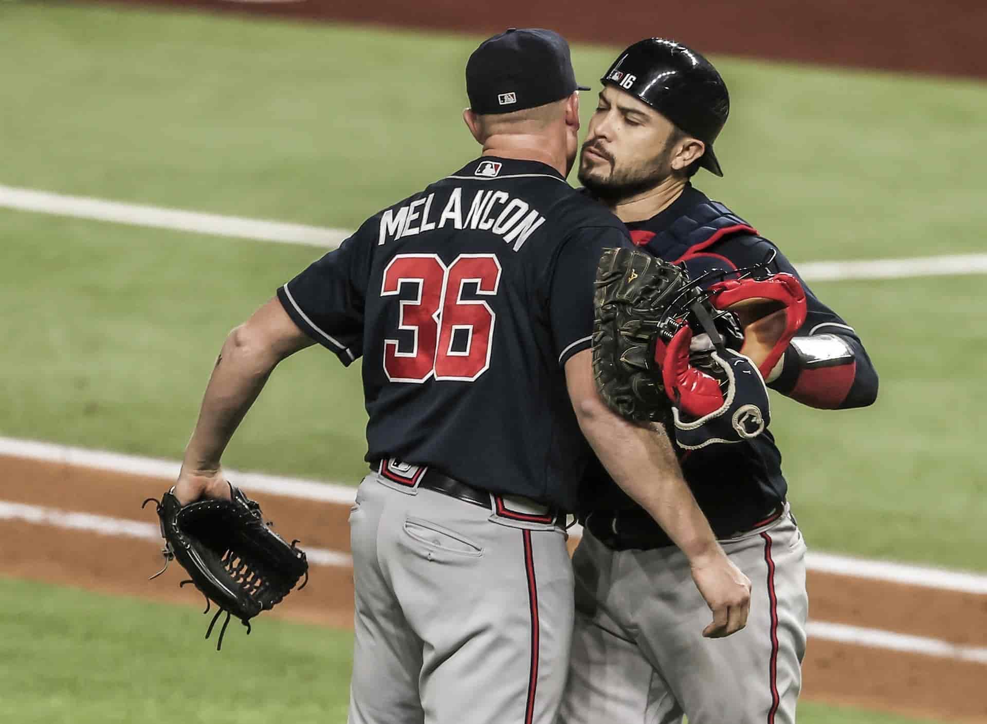 Bravos ganan el primer partido de la serie con espectadores en las gradas