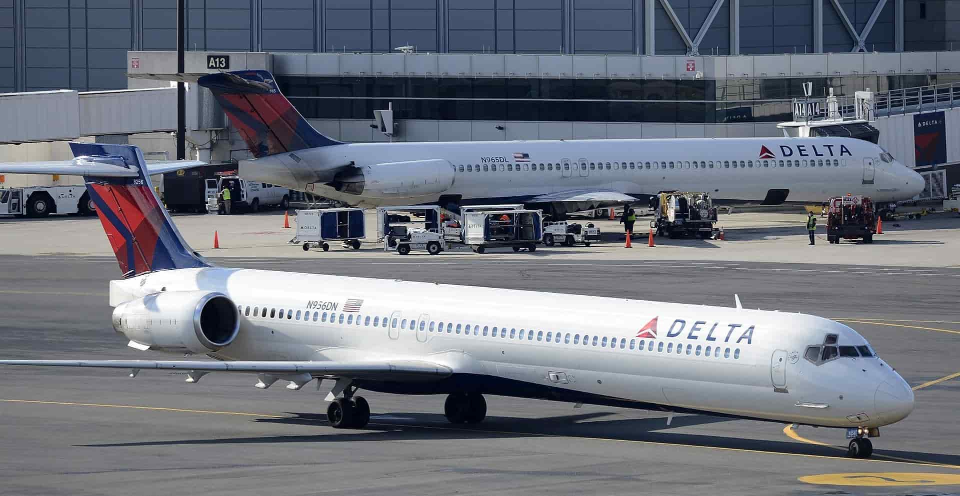 Dos aviones de la aerolínea estadounidense Delta permanecen en la terminal A del aeropuerto Logan de Boston, EEUU. EFE/Cj Gunther/Archivo