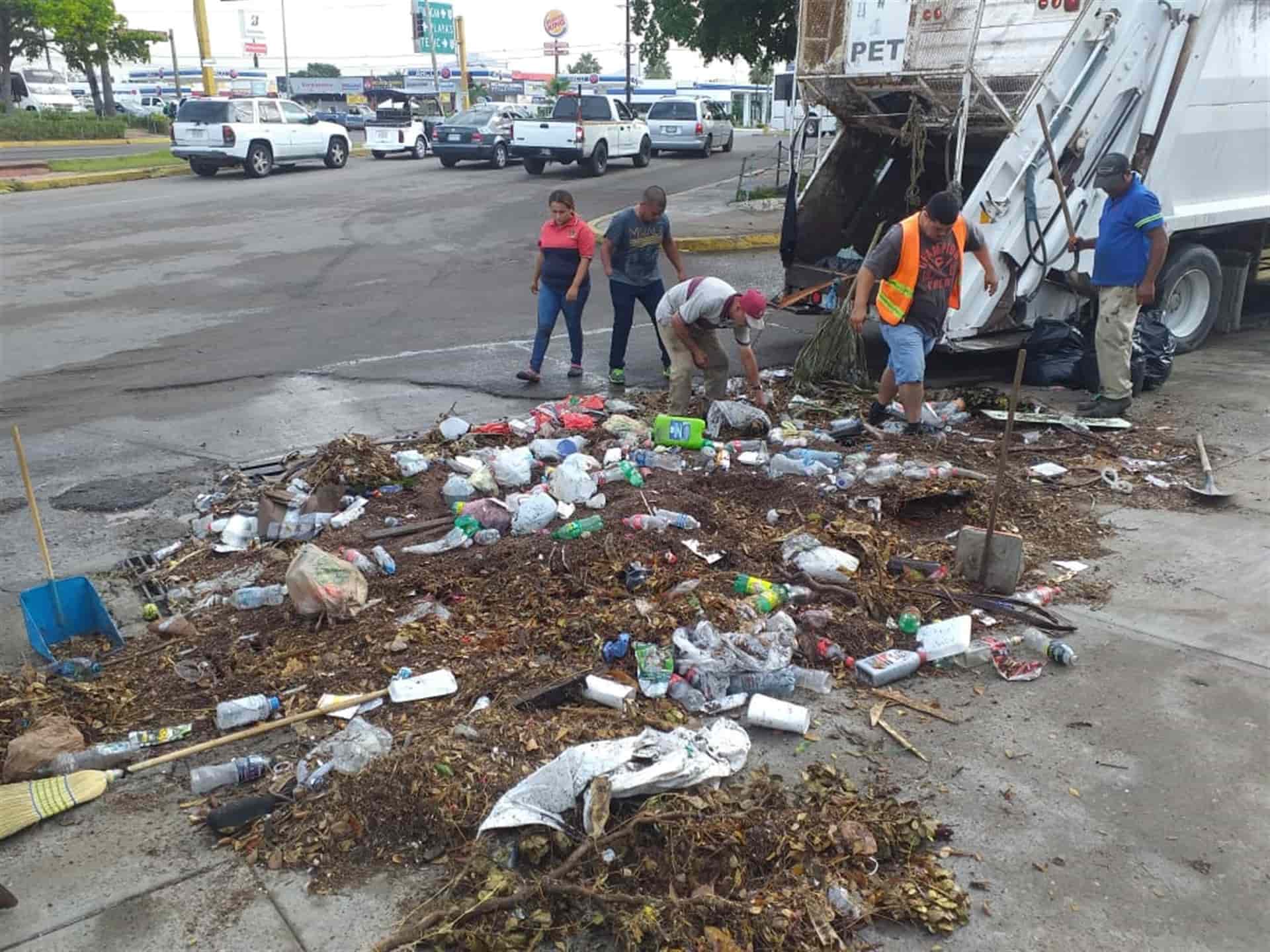 Concentran colectores más de 10 t de basura tras lluvias en Mazatlán