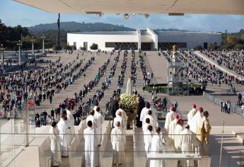 Los fieles evitan rebasar el aforo Covid de la última gran cita de Fátima