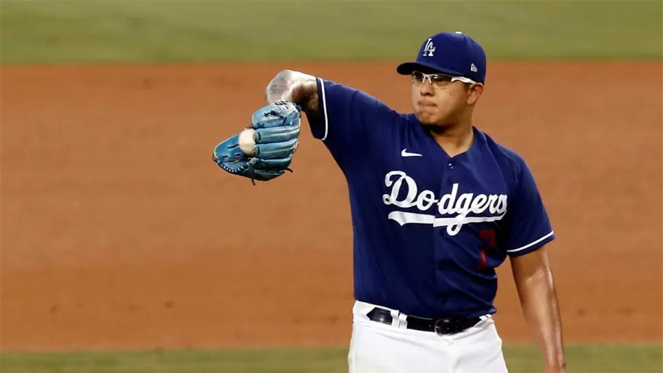 Julio Urías de Los Angeles Dodgers quien será el abridor elegido para el Tercer Partido de la Serie de Campeonato. EFE/EPA/ETIENNE LAURENT/Archivo