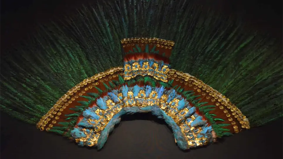 Imagen del conocido como Penacho de Moctezuma, reclamado por México y mostrado en la exposición Aztecas, que abrió este jueves al público en el Museo Etnográfico de Viena (Weltmuseum). EFE/Jorge Dastis