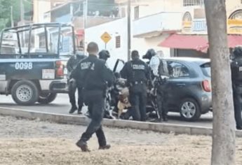 Policías bajan a mujer del cabello y video se vuelve viral; alcalde justifica acción