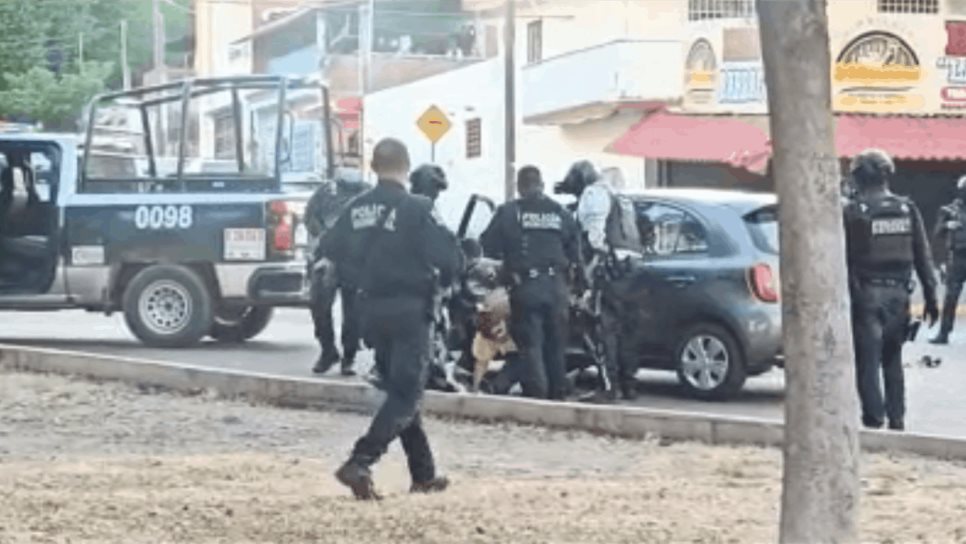 Policías bajan a mujer del cabello y video se vuelve viral; alcalde justifica acción