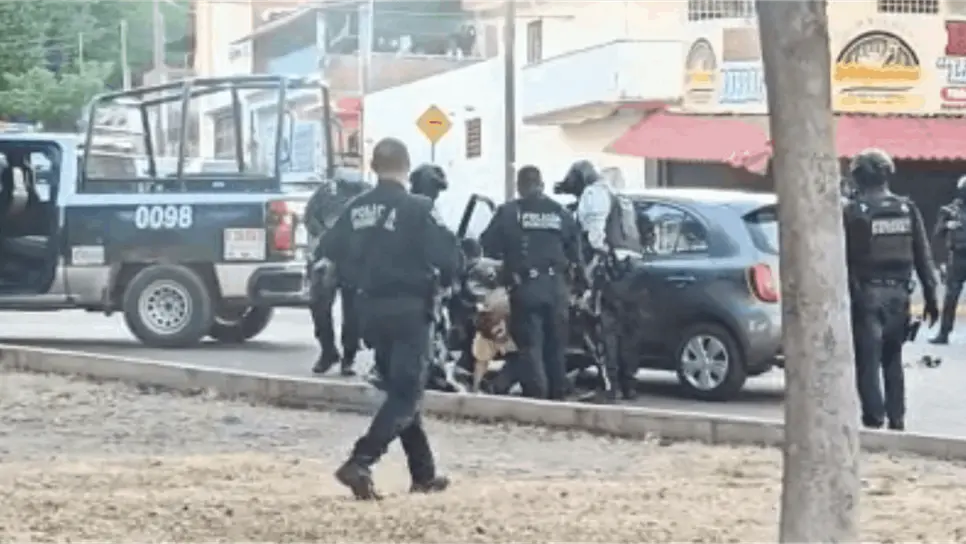 Policías bajan a mujer del cabello y video se vuelve viral; alcalde justifica acción