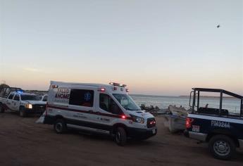 Reportan barco varado y panga volcada por marejada frente al Jitzámuri