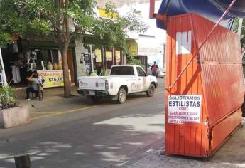 “Cachan” a unidad del Ayuntamiento de Culiacán estacionada en área peatonal