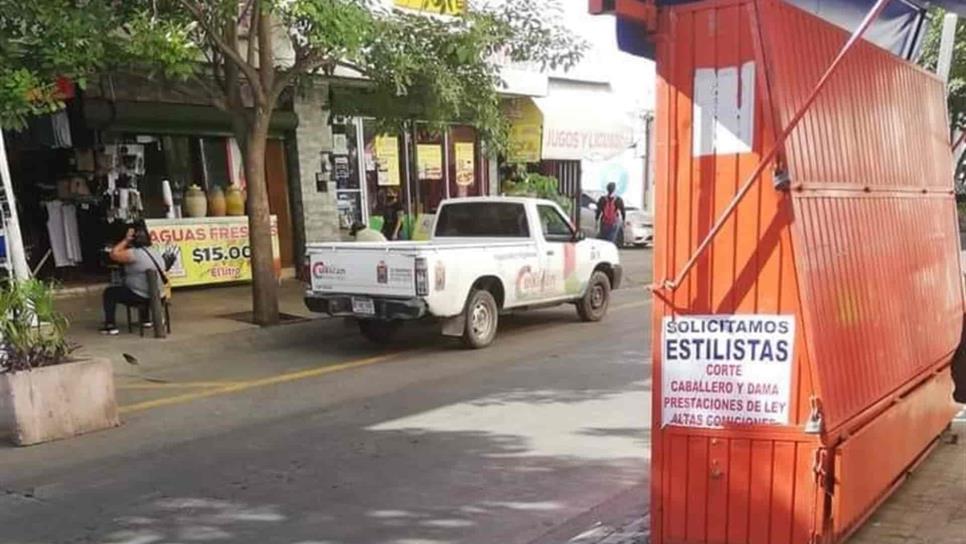 “Cachan” a unidad del Ayuntamiento de Culiacán estacionada en área peatonal