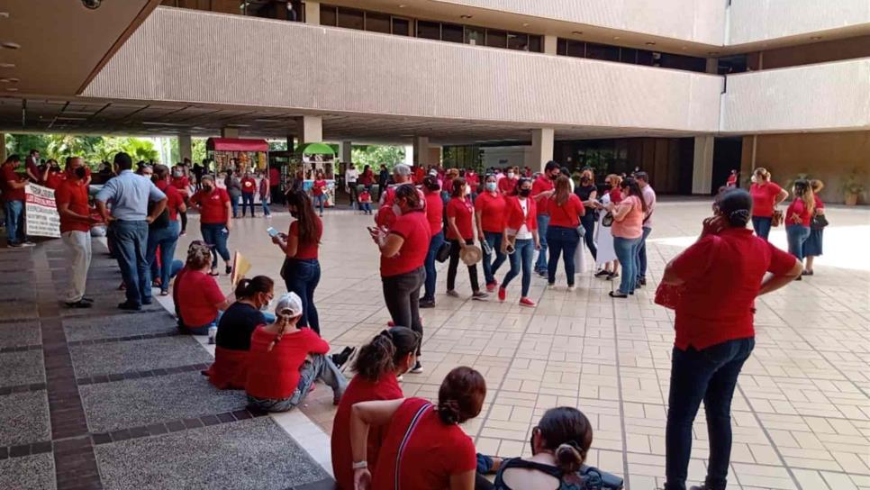 Protestan maestros de Tiempo Completo en Palacio de Gobierno