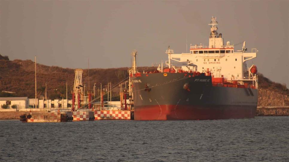 Pemex regresa barco con amoniaco, aún no hay autorización para importarlo