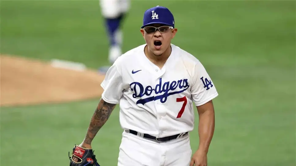 Atacar zona de strike, base del éxito de Julio Urías en este playoff