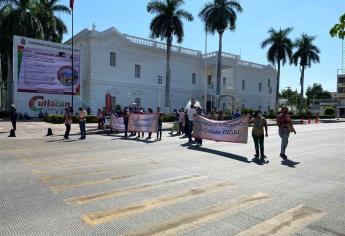 Se manifiestan trabajadores despedidos del Ayuntamiento de Culiacán