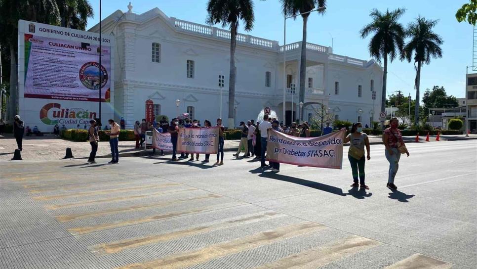 Se manifiestan trabajadores despedidos del Ayuntamiento de Culiacán