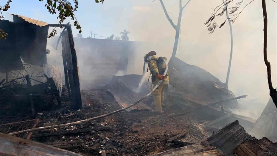 Incendio arrasa con dos viviendas de madera en Los Mochis