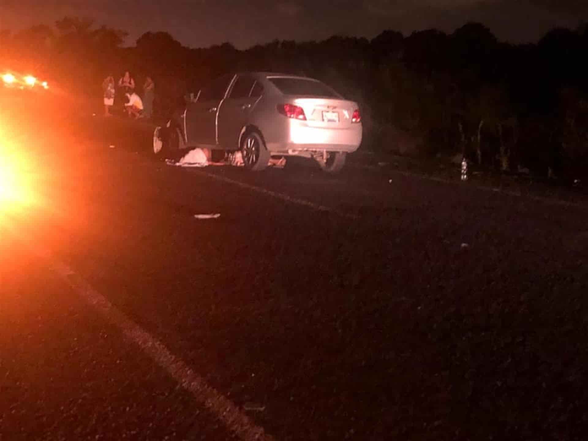 Embiste vehículo a pareja que circulaba en cuatrimoto; hay un muerto