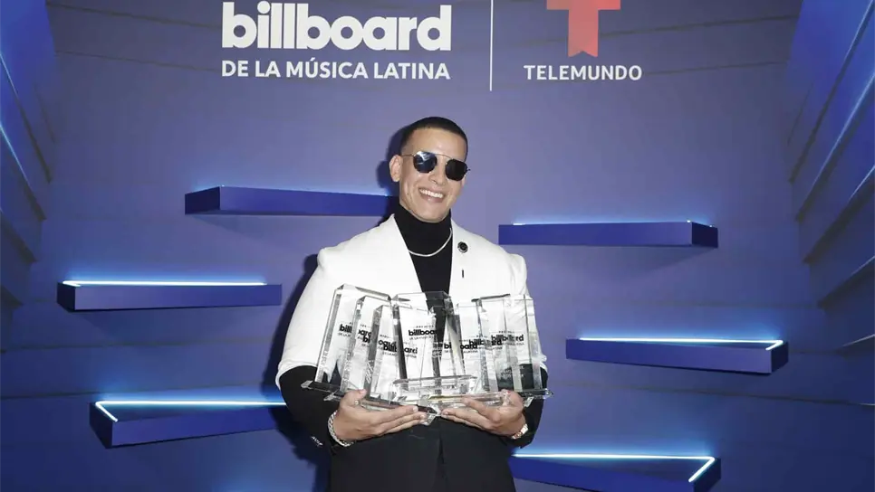 Daddy Yankee mientras posa con sus siete Premios Billboard, durante los Premios Billboard de la Música Latina en el BB&T Center. EFE/John Parra/Telemundo
