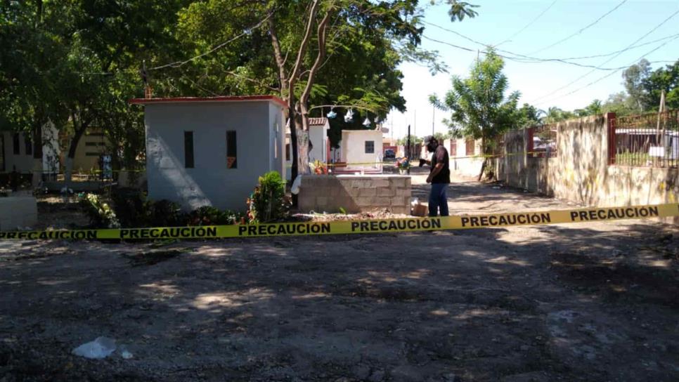 Civiles armados queman cadáver en fosa del Panteón 21 de Marzo, en Culiacán