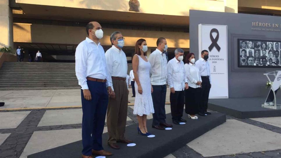 Homenajean a “héroes de bata blanca” caídos, en Culiacán