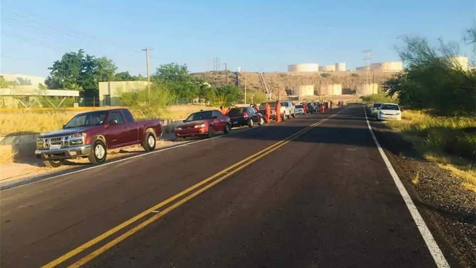 Vecinos de Topolobampo se manifiestan en la termoeléctrica; exigen tarifas más bajas