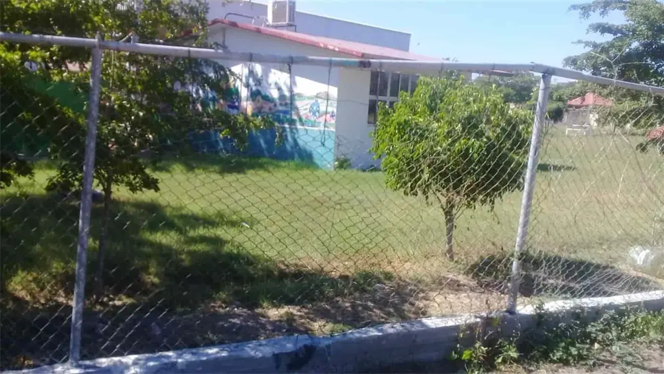 Repara Servicios Públicos cerca perimetral del kínder de Viñedos