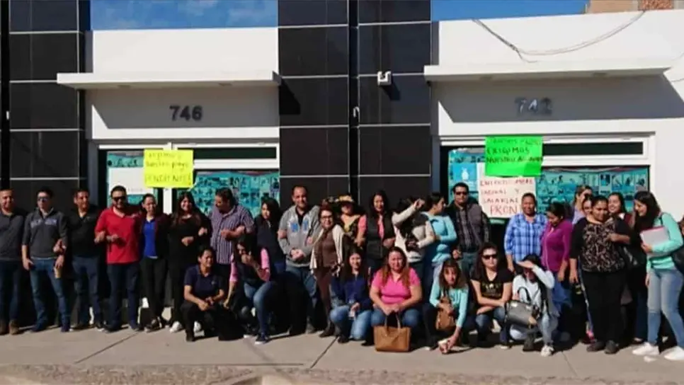 Luego de 11 días de retraso, maestros de inglés reciben el pago de su quincena