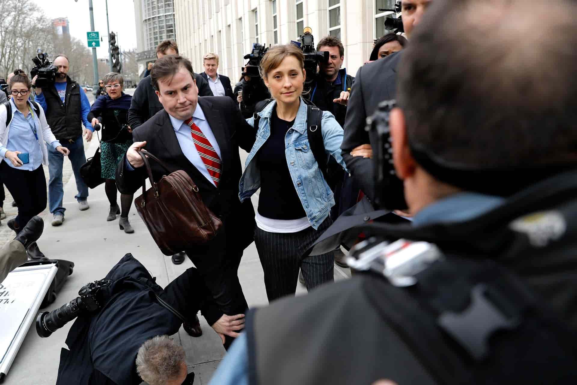 Varios fotógrafos se caen al suelo cuando la actriz Allison Mack abandona el Tribunal Federal hoy, en Brooklyn, Nueva York (EE.UU.). EFE/PETER FOLEY/Archivo