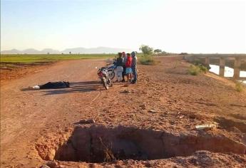 Trabajador de una granja cae a un socavón