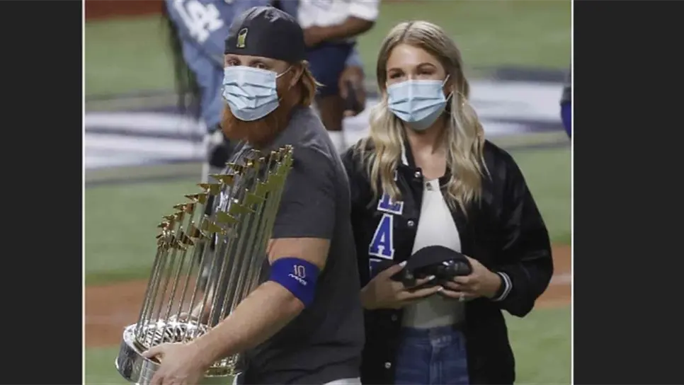 El antesalista de los Dodgers de Los Ángeles, Justin Turner, violó los protocolos del coronavirus cuando celebró en el campo con sus compañeros. EFE/EPA/JOHN G. MABANGLO
