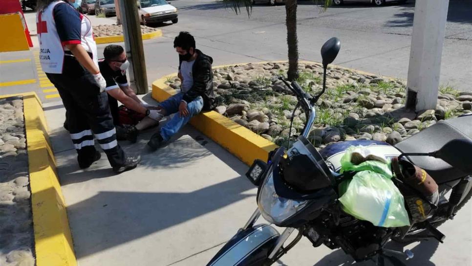 Motociclista lesionado tras caer en bache de Los Mochis