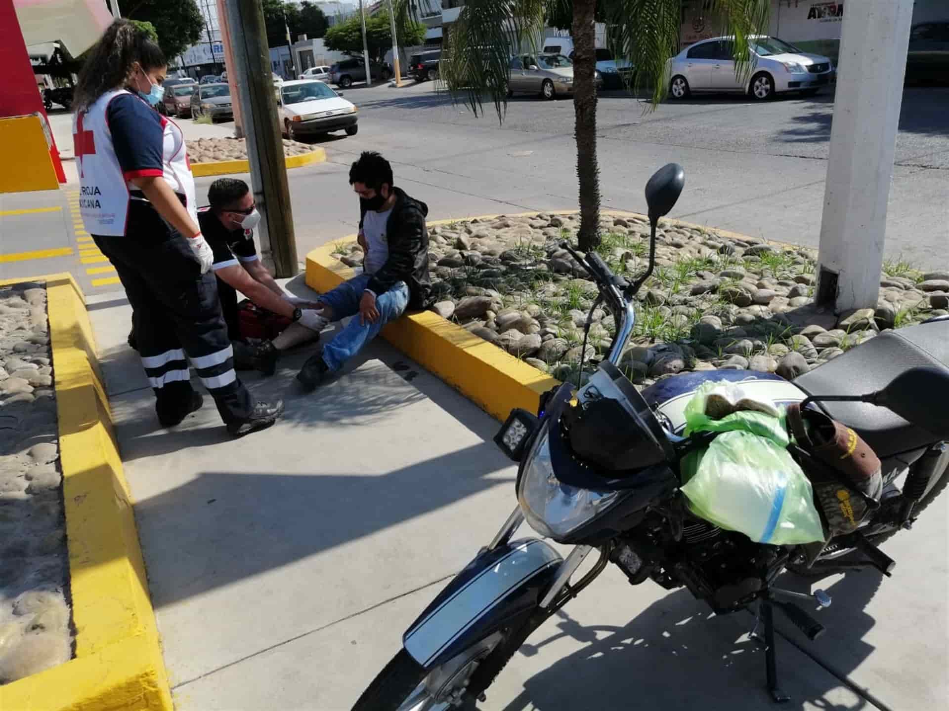 Motociclista lesionado tras caer en bache de Los Mochis