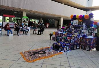 Viudas de policías caídos instalan altar en Palacio de Gobierno